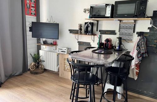 Les Angles Apartamento | Studio Cabine au Centre des Angles avec Balcon, Casier à Skis, et Kitchenette Équipée - FR-1-593-86