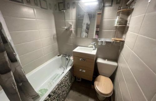 Les Angles Apartamento | Studio Cabine au Centre des Angles avec Balcon, Casier à Skis, et Kitchenette Équipée - FR-1-593-86
