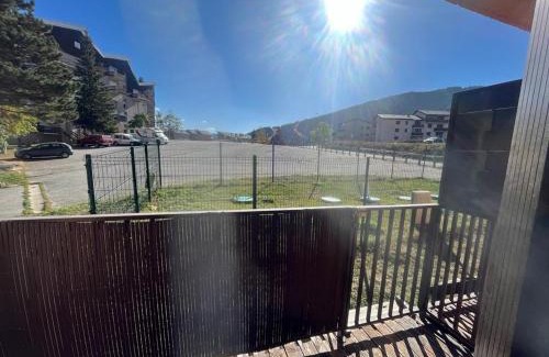 Les Angles Apartamento | Studio Cabine au Centre des Angles avec Balcon, Casier à Skis, et Kitchenette Équipée - FR-1-593-86