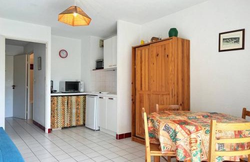 Le Lavandou Apartamento | Studio cabine au Lavandou - 4 couchages, climatisé, balcon, piscine, parking inclus - FR-1-251-480