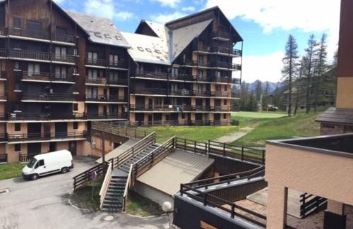 Risoul Apartamento | Studio cabine avec accès direct aux pistes, balcon, et piscine - 4 couchages, Risoul 1850 - FR-1-330-518