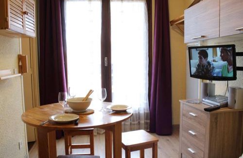 Risoul Apartamento | Studio cabine avec accès direct aux pistes, balcon, et piscine - 4 couchages, Risoul 1850 - FR-1-330-518