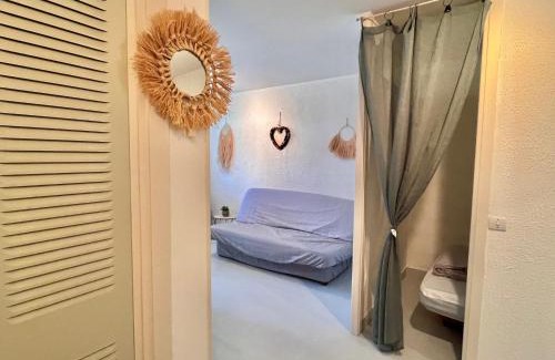 La Grande-Motte Apartamento | Studio Cabine avec Parking Privatif, Climatisation et TV à La Grande-Motte - FR-1-716-21