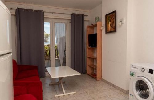 Le Lavandou Apartamento | Studio cabine avec jardin privé face plage du Lavandou - 4 couchages - FR-1-803-52