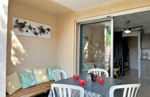 Le Lavandou Apartamento | Studio cabine avec piscine, parking privé et terrasse - 4 couchages, Le Lavandou - FR-1-251-478