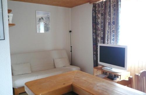 Meribel-Mottaret Apartamento | Studio cabine pour 4 à Méribel Mottaret, balcon sud, proche pistes et commerces - FR-1-411-473