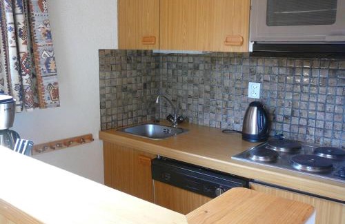 Meribel-Mottaret Apartamento | Studio cabine pour 4 à Méribel Mottaret, balcon sud, proche pistes et commerces - FR-1-411-473