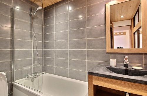 Aime Apartamento | Studio cabine rénové avec balcon et TV - FR-1-455-93