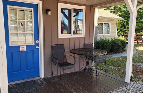 Monticello Apartamento | Studio Cabins - Delightful studio cabins located at Outrigger Resort sleep 4! 1/4 mile away from Indiana Beach Amusement Park. These cabins have options featuring two (2) queen beds OR one (1) queen and one (1) futon. 350-450 square feet. All studio