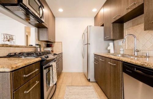 Studio City Condominio | Studio City Flat- Queen Bed, Free Parking, Jacuzzi