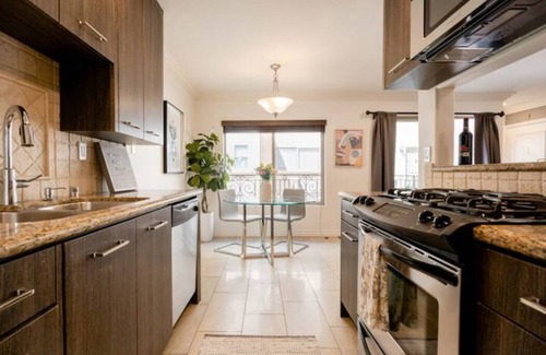 Studio City Condominio | Studio City Flat- Queen Bed, Free Parking, Jacuzzi