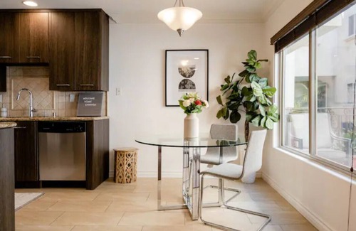 Studio City Condominio | Studio City Flat- Queen Bed, Free Parking, Jacuzzi