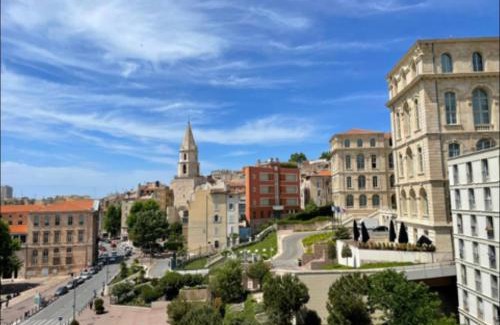 La Celle-sous-Gouzon Apartamento | Studio climatisé vue église du Panier et hôtel intercontinental