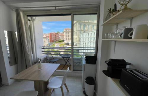 La Celle-sous-Gouzon Apartamento | Studio climatisé vue église du Panier et hôtel intercontinental