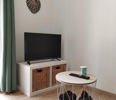 Quartier de France Apartamento | Studio climatisé et spacieux situé près des Parcs