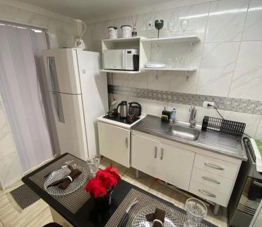 Canto do Forte Apartamento | - Studio - com ar condicionado-5 Hospedes, a 50 metros dos melhores bares e restaurantes com musica ao vivo 3 quadras da Praia