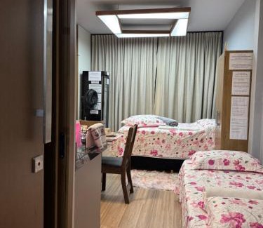 Guarapuava Apartamento | Studio com quarto e banheiro em frente ao Parque do Lago Acomoda até 4 pessoas 2 camas