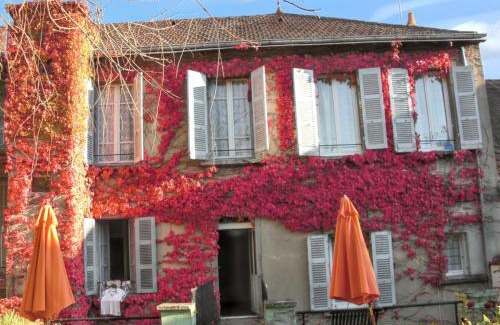 Neris-les-Bains Apartamento | Studio confort à Néris-les-Bains - 18 m² avec jardin