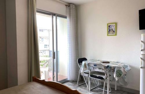 Balaruc-les-Bains Apartamento | Studio Confortable avec Balcon et Wifi près du parc Charles de Gaulle à Balaruc-les-Bains - FR-1-553-37