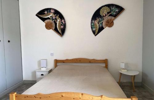 Balaruc-les-Bains Apartamento | Studio Confortable avec Balcon et Wifi près du parc Charles de Gaulle à Balaruc-les-Bains - FR-1-553-37