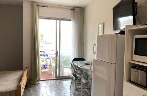Balaruc-les-Bains Apartamento | Studio Confortable avec Balcon et Wifi près du parc Charles de Gaulle à Balaruc-les-Bains - FR-1-553-37