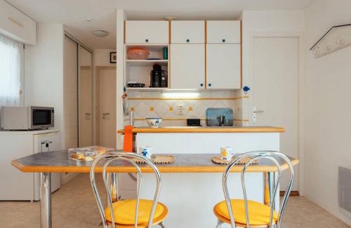 Carnac Apartamento | Studio cosy à Carnac, proche plages, avec balcon, parking, et équipements modernes pour 3 personnes - FR-1-477-45