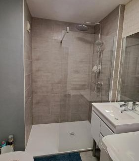 Bron Apartamento | Studio cosy 33 m² limite Lyon. Parking privatif.