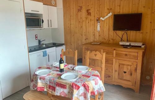 Les Gets Apartamento | Studio cosy aux Gets, 4 pers., proche pistes, balcon, parking, centre village - FR-1-671-32