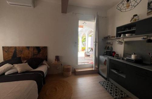 Sainte-Clotilde Centre Apartamento | Studio cosy avec piscine dans une villa