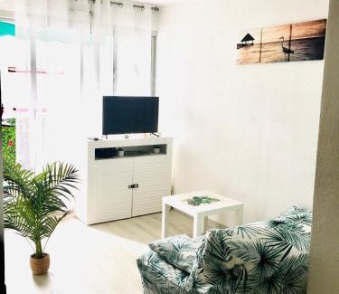 Le Couchant Apartamento | studio cosy et moderne au couchant situé 150m de la plage -avec PARKING GRATUIT PRIVE - 25m2 - climatisé - balcon - wifi gratuit