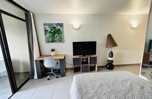 Bas du Fort Apartamento | Studio cosy plage et piscine à Bas Du Fort