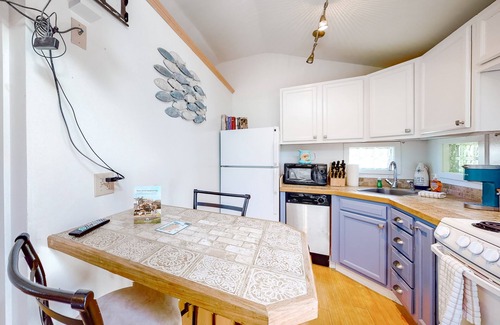 Kennebunk Apartamento | Studio cottage w / community hot tub & pool - perros bienvenidos, cerca de la playa y golf