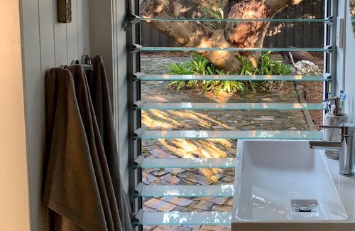 Iluka Apartamento | Studio-Couples Getaway- Small Dog Friendly-Steps to Cafe, Sunset Bar and Ferry.