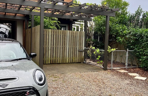 Iluka Apartamento | Studio-Couples Getaway- Small Dog Friendly-Steps to Cafe, Sunset Bar and Ferry.