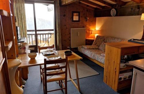 Notre-Dame-de-Bellecombe Apartamento | Studio ensoleillé à Notre-Dame-de-Bellecombe, proche pistes, balcon, parking, casier à ski, 4 pers. - FR-1-595-28