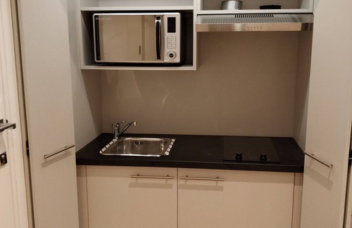 St. Margarets and North Twickenham Apartamento | Studio flat with own entrance and off road parking!