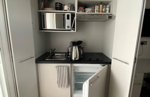 St. Margarets and North Twickenham Apartamento | Studio flat with own entrance and off road parking!