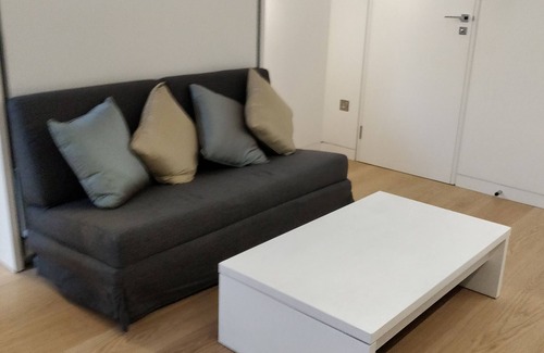 St. Margarets and North Twickenham Apartamento | Studio flat with own entrance and off road parking!