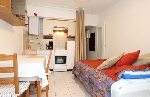 Balaruc-les-Bains Apartamento | Studio fonctionnel avec loggia fermée à Balaruc-les-Bains, proche centre, parking collectif, tout équipé - FR-1-553-112