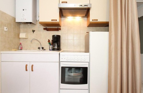 Balaruc-les-Bains Apartamento | Studio fonctionnel avec loggia fermée à Balaruc-les-Bains, proche centre, parking collectif, tout équipé - FR-1-553-112
