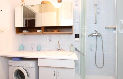 Balaruc-les-Bains Apartamento | Studio fonctionnel avec loggia fermée à Balaruc-les-Bains, proche centre, parking collectif, tout équipé - FR-1-553-112