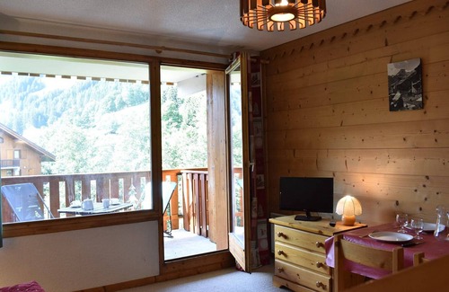 Meribel Centre Apartamento | Estudio para 4 en Méribel, cerca de las pistas, balcón, guardaesquís, no se admiten mascotas