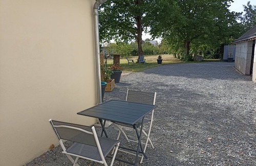 Saint-Clement-des-Levees Casa | Studio in the heart of a village on the banks of the Loire
