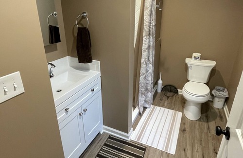 Clinton Casa | Studio guest house just outside Clinton. Close to Katy trail.,