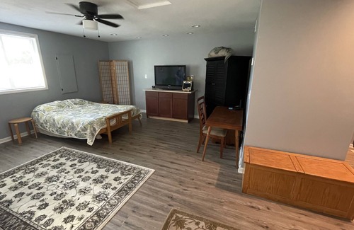 Clinton Casa | Studio guest house just outside Clinton. Close to Katy trail.,