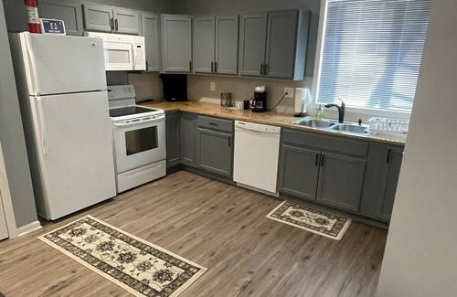Clinton Casa | Studio guest house just outside Clinton. Close to Katy trail.,