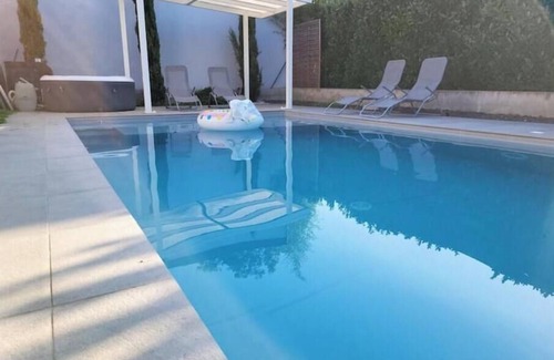 Jonage Apartamento | Studio in a house with swimming pool.