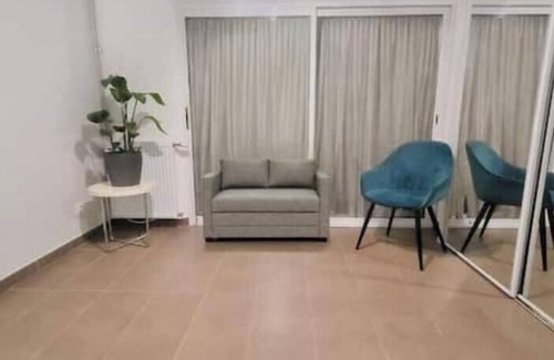 Jonage Apartamento | Studio in a house with swimming pool.