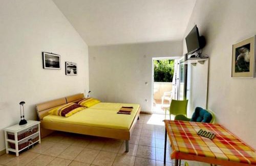 Molat Apartamento | Studio in Brgulje with Beachfront Access
