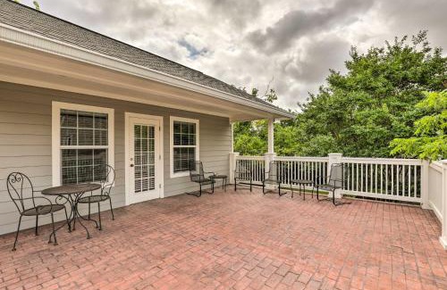 Oakwood Apartamento | Studio in College Station with Expansive Deck!
